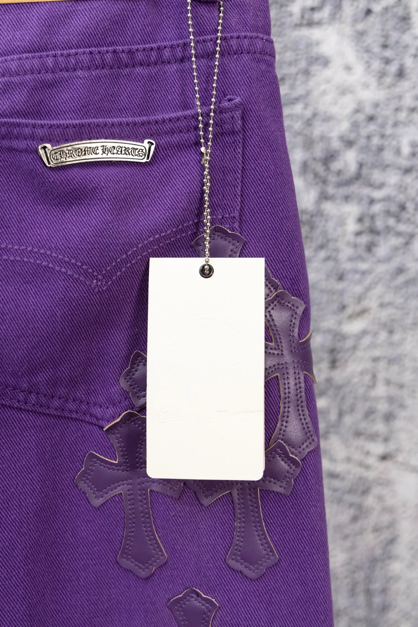 P240 CH Chromehearts Dopamine Purple Cross-Patch Leather Purple Jeans. Cabinet price is 34W level. Patched cross pattern embellishment, washed jeans! ! An absolutely high-end luxury product, a 1.9W-level god-level single product, a super popular product, made by top heavy industry, a magic weapon that cannot be missed! [About Zangyin] This is an extremely luxurious fashion brand that can also be called the aristocracy of the high street. It has always been an exclusive brand for some hipsters or rich second generations. Compared with ordinary high streets, it is more luxurious and noble. Compared with luxury brands, it is more fashionable and individual. It has always been a brand that I have a special liking for. [Top heavy industry fashion design] Consistently high-street luxury style. Speaking of this style, the Zangyin family and GU family are definitely the leading representative brands. Especially the Zangyin family has really achieved a state-of-the-art effect in creating high-street style. The unique washed material is used to create this style. The color system is already quite eye-catching. After it is decorated with patchwork cross flowers, it cleverly highlights the charm of the brand. Secondly, this style uses classic The high-waist cutting design highlights the long legs and fashionable temperament of the upper body. The brand is highly recognizable and the slim fit configuration is more suitable for daily wear. It is a product that interprets personality, fashion, and specifications at a glance. This single product is enough to make any fan excited. It can be a white T-shirt for a youthful college style, or a tight suspender for a royal style. It has strong matching ability and can be easily controlled by men.  [Materials and craftsmanship] Needless to say, this point goes without saying. As an excellent craftsman brand, Zangyin’s requirements for details and craftsmanship are really perfect. The washed color of this model has gone through so many processes, not to mention the embellishment of denim appliques. It is also purely hand-made and sewn. Just like what they believe in, only hand-made things have soul and have the meaning of wear. A top-notch heavy-duty fashionable denim item, I look forward to your perfect interpretation! !  Color: Purple Size: 28-34